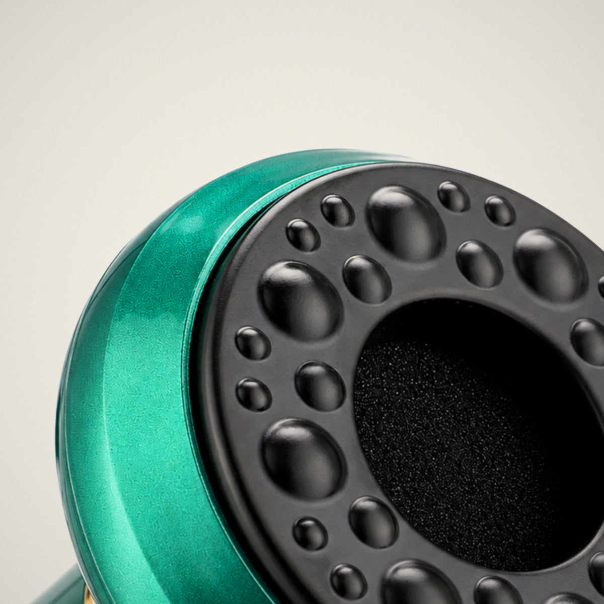 The textured disc head of the Sculpt One, close up